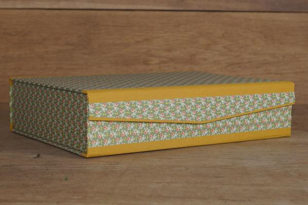 Box with magnetic closure olive green curry colored with linen edges